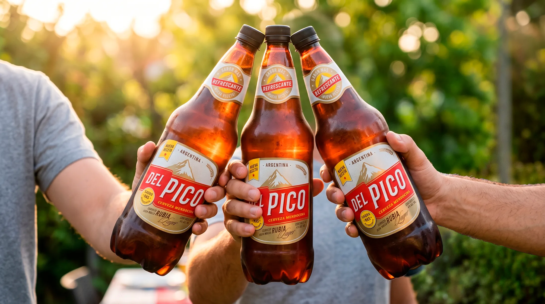 Tres amigos brindando con botellas de Del Pico al aire libre